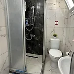 New Renovated 1 Bedroom Flat North 5a Апартаменты