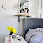 New Renovated 1 Bedroom Flat North 5a Апартаменты *