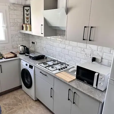 New Renovated 1 Bedroom Flat North 5a *