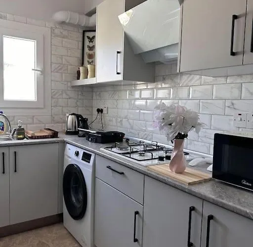 New Renovated 1 Bedroom Flat North 5a Apartmán