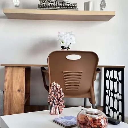 New Renovated 1 Bedroom Flat North 5a * 尼科西亚