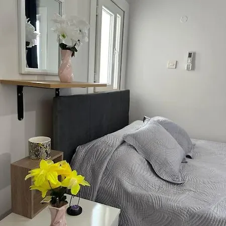 New Renovated 1 Bedroom Flat North 5a 尼科西亚