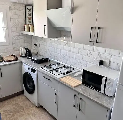 New Renovated 1 Bedroom Flat North 5a *