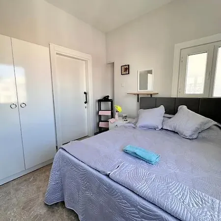 New Renovated 1 Bedroom Flat North 5a